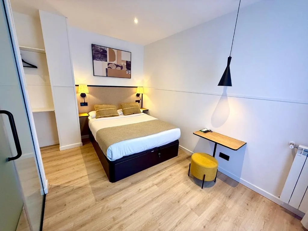 Habitación Doble Clásica con balcón y vistas — Mucho Madrid