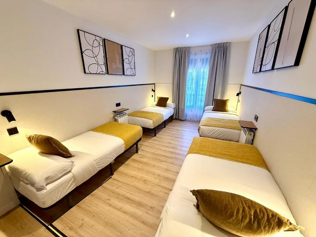 Habitación Familiar con balcón y vistas — Mucho Madrid