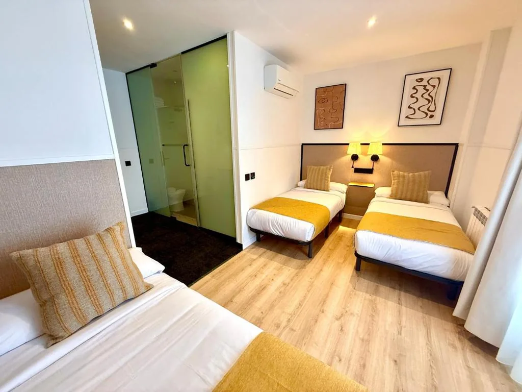 Habitación Triple con balcón y vistas — Mucho Madrid