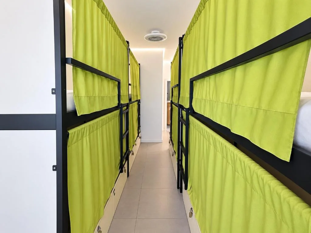 Cama individual en habitación compartida — MYD Hostel