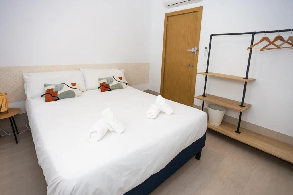 Camera doppia con bagno in comune — Naim Guest House Cala Del Moral - Adults only