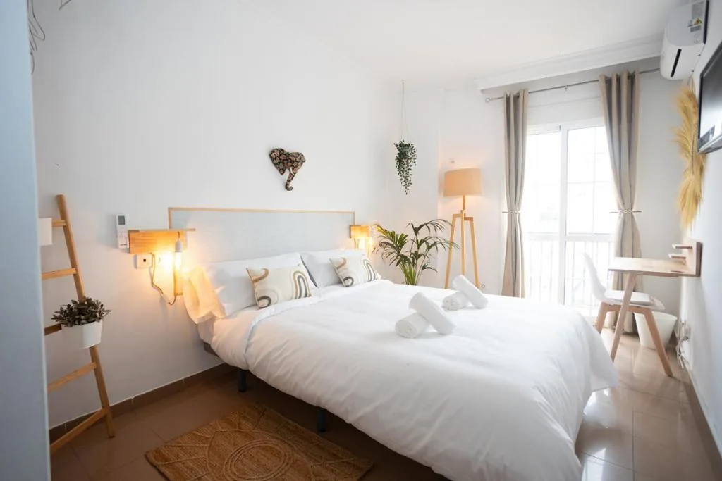 Camera matrimoniale con balcone — Naim Guest House Nerja - Adults only