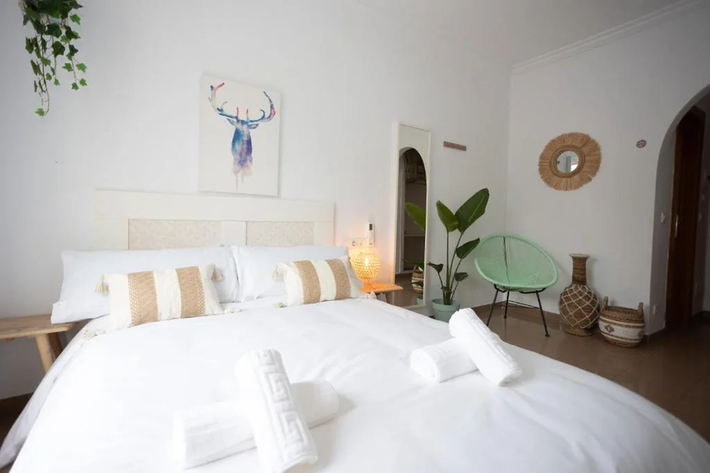 Camera matrimoniale con balcone — Naim Guest House Nerja - Adults only