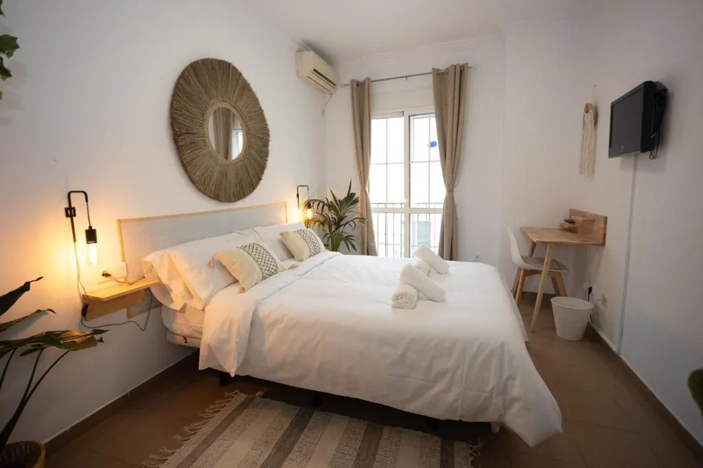 Camera matrimoniale Deluxe con balcone — Naim Guest House Nerja - Adults only