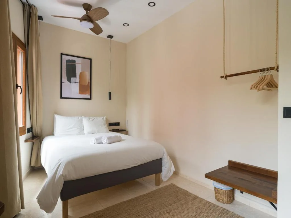 Quarto Duplo com varanda - 2 camas — Nara Private Rooms