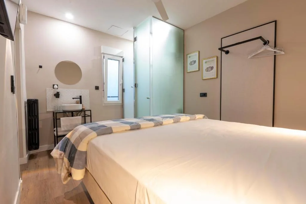 Classic Double Room — Negresco Plaza España