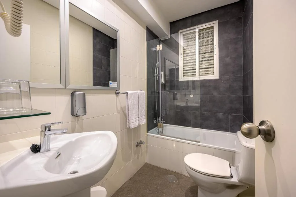 Standard-Doppelzimmer - 1 oder 2 Betten — NeoMagna Madrid