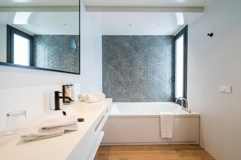Doppelzimmer mit Innenwhirlpool und Balkon — Neptuno Hotel & SPA 4 Sup