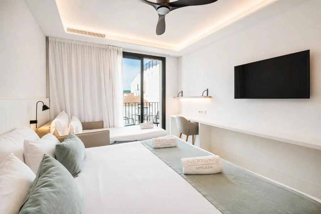 Dreibettzimmer mit Balkon — Neptuno Hotel & SPA 4 Sup