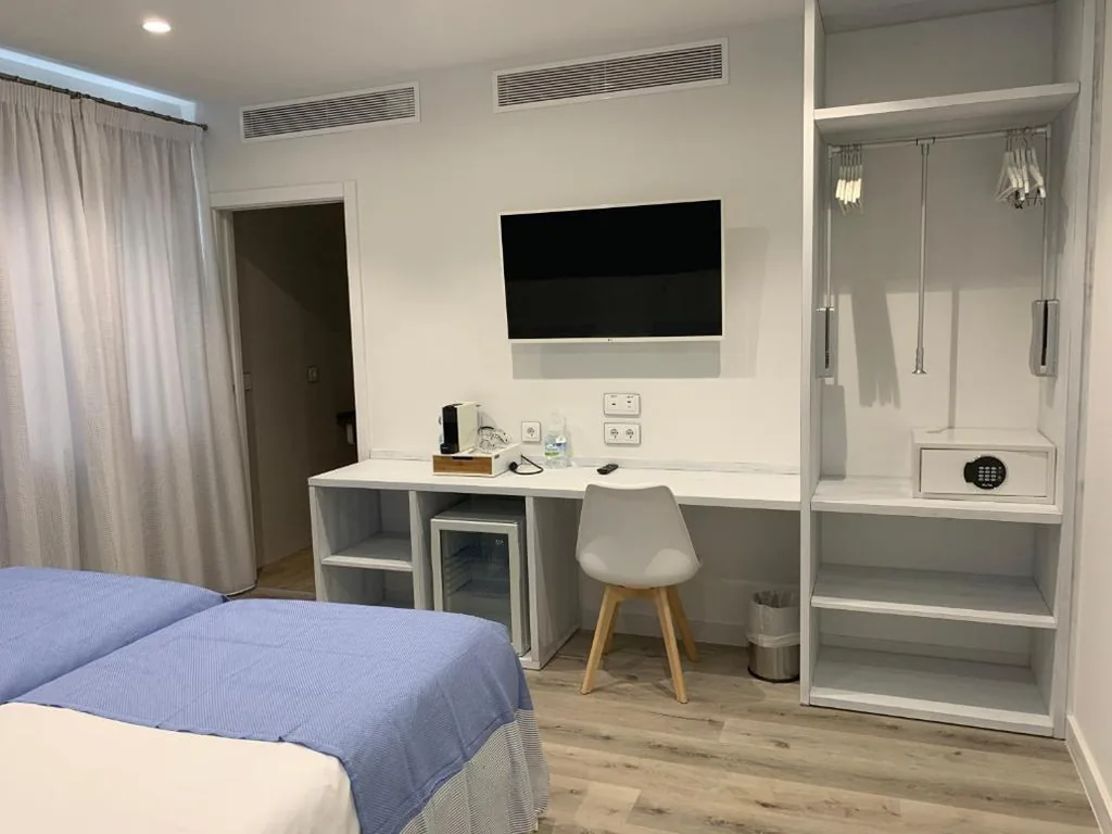 Großes Doppelzimmer mit 2 Betten — Nerja Casual Rooms