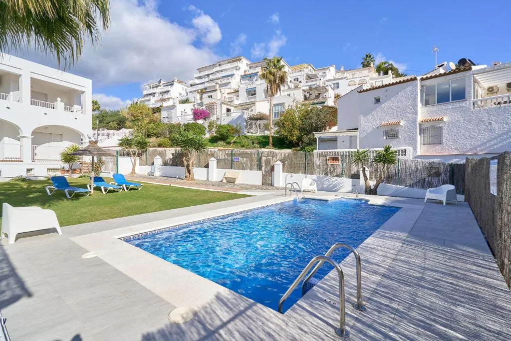 Vierpersoonskamer met douche — Nerja Vacaciones Apartamentos