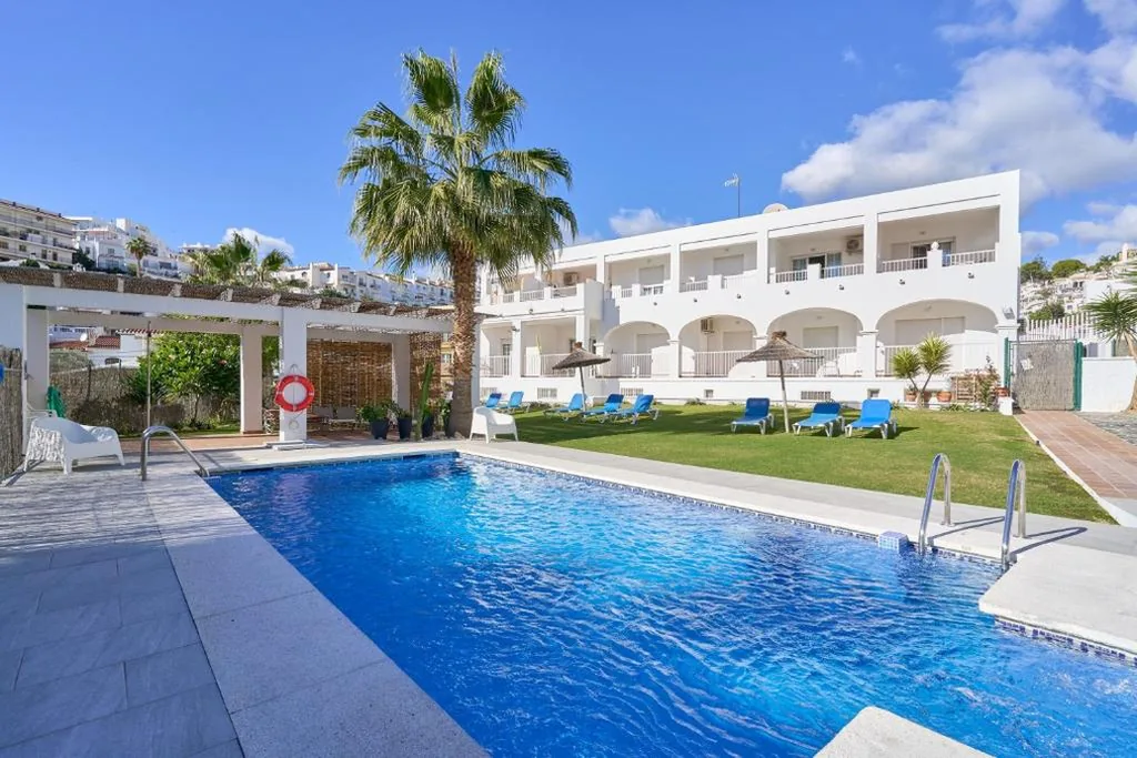 Driepersoonskamer met douche — Nerja Vacaciones Apartamentos
