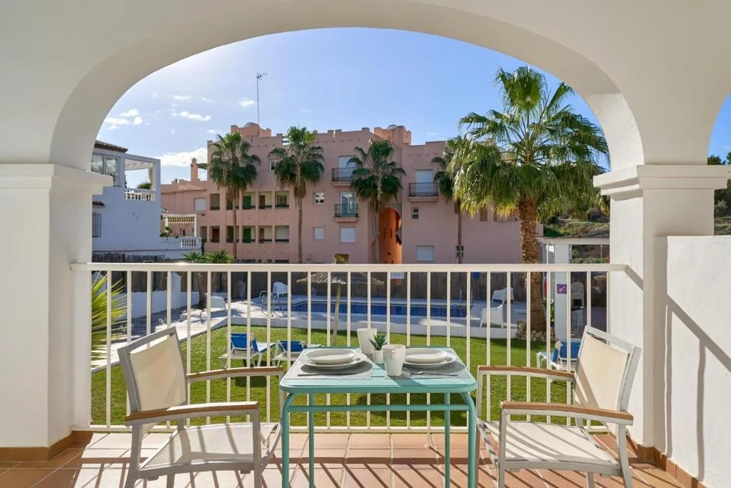 Driepersoonskamer met douche — Nerja Vacaciones Apartamentos
