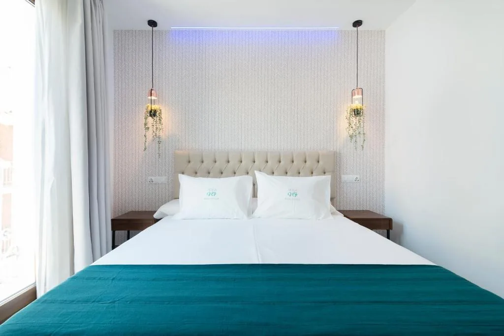 Habitación Doble con balcón — Nerja VG Hostal Boutique