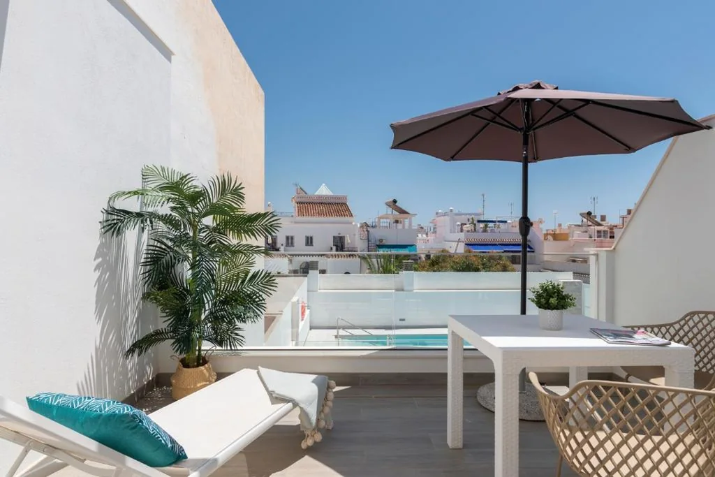 Habitación Doble Deluxe con terraza — Nerja VG Hostal Boutique