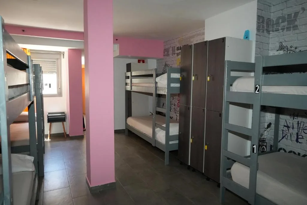 Einzelbett im Gemeinschaftsschlafsaal für Frauen — NEW ART BEACH HOSTEL- Albergue Juvenil