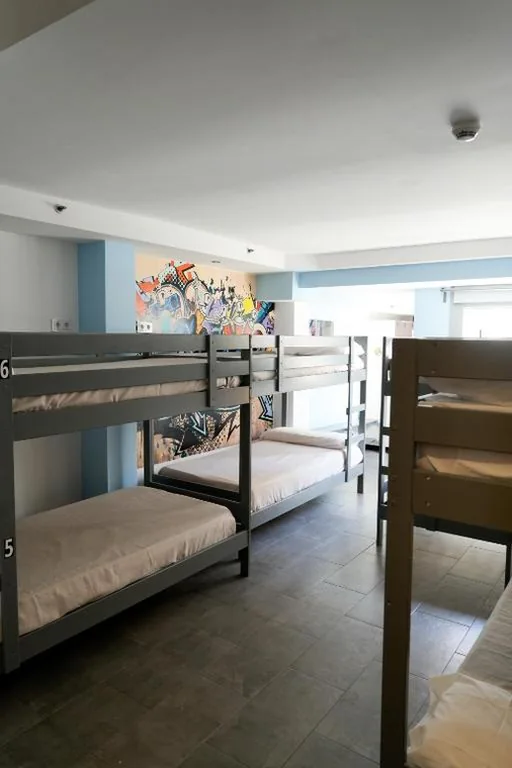 Einzelbett im Gemeinschaftsschlafsaal für Männer — NEW ART BEACH HOSTEL- Albergue Juvenil