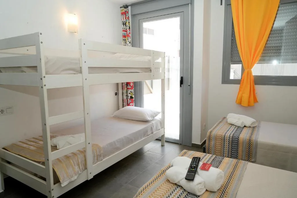 Vierbettzimmer mit eigenem Bad — NEW ART BEACH HOSTEL- Albergue Juvenil