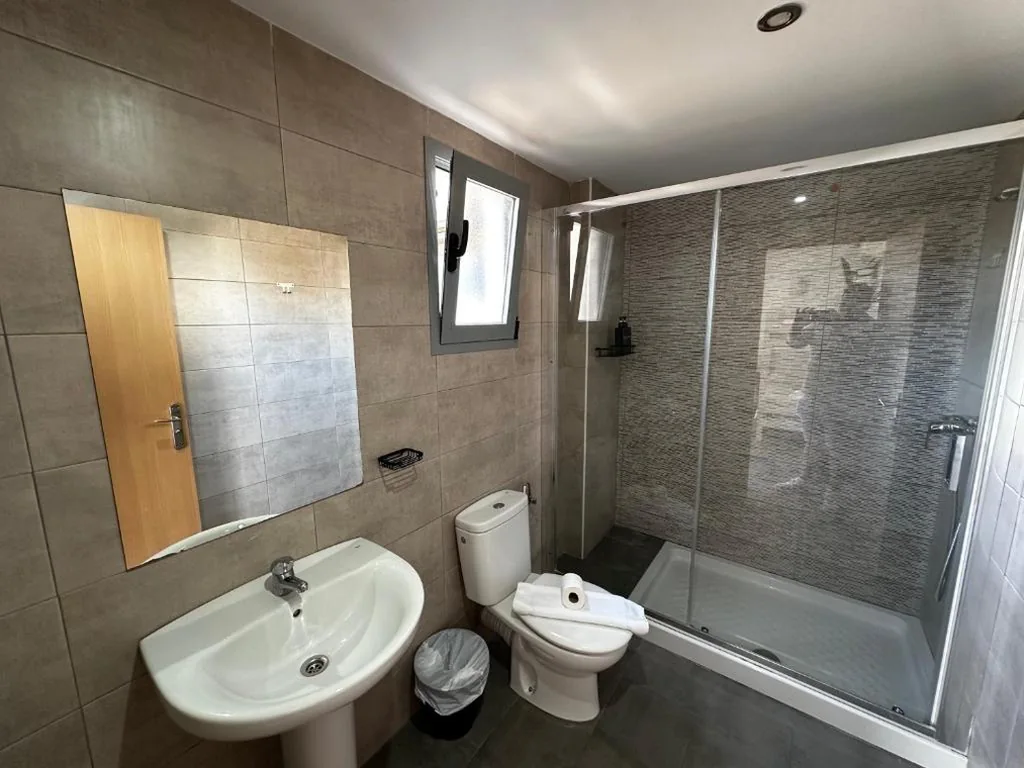 Doppelzimmer mit eigenem Bad — NEW ART BEACH HOSTEL- Albergue Juvenil