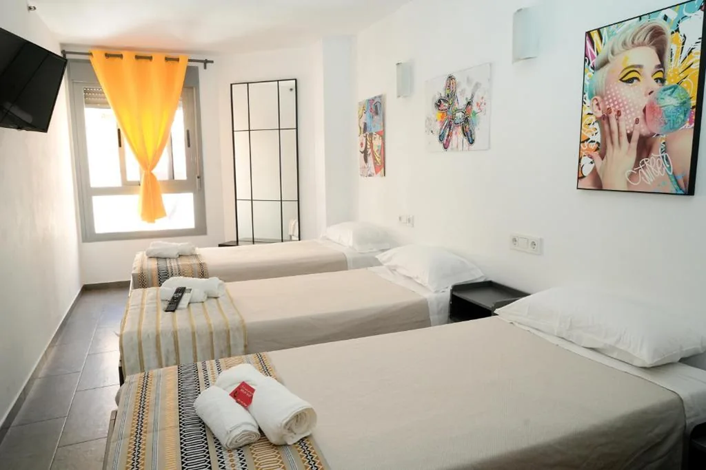 Dreibettzimmer mit eigenem Bad — NEW ART BEACH HOSTEL- Albergue Juvenil