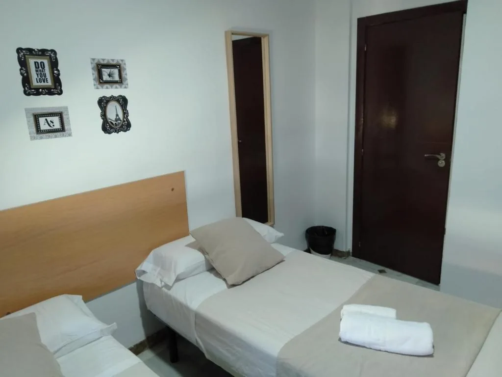 共用バスルーム付きスタンダードツインルーム — New Hortaleza Coliving