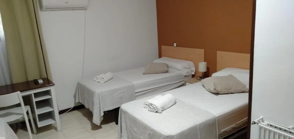 共用バスルーム付きベーシックトリプルルーム — New Hortaleza Coliving
