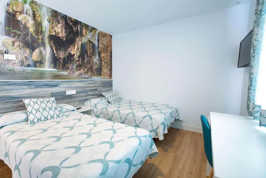 Habitación Doble con baño privado - 2 camas — New Hostal Cabañas