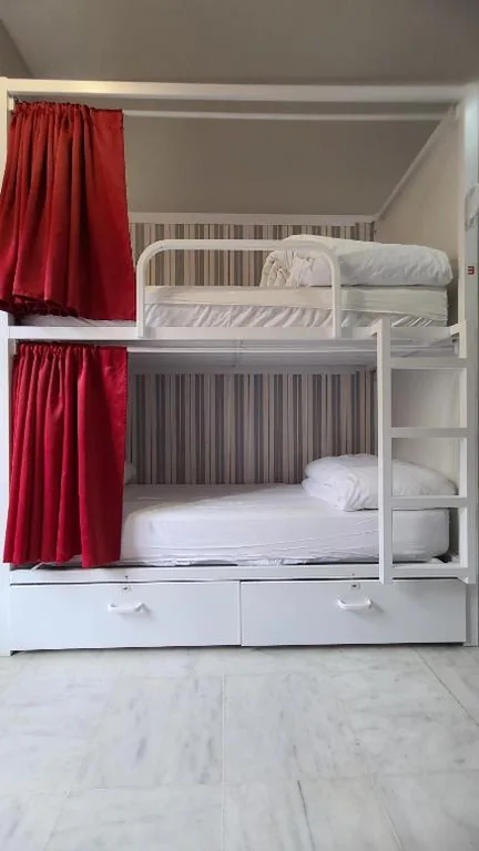 Letto in dormitorio femminile condiviso da 4 posti — New Samay Hostel