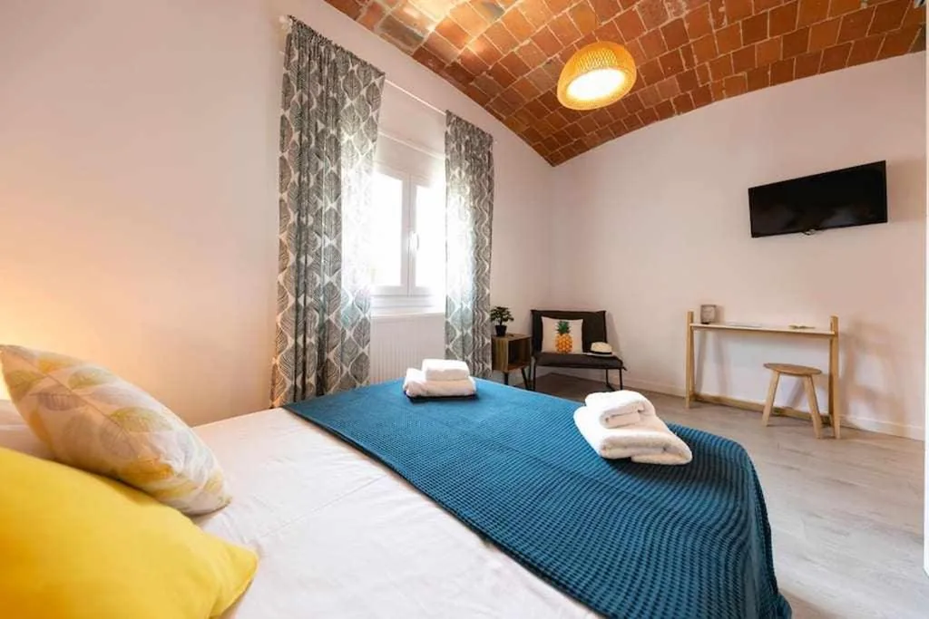 Deluxe-Doppelzimmer mit Dusche — Newly renovated room w Pool & BikeParking