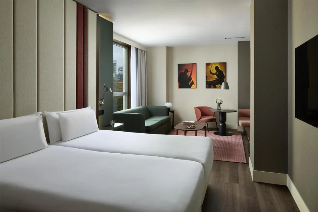 Habitación Premium XL con cama supletoria (2 adultos + 1 niño) — NH Barcelona Diagonal Poblenou