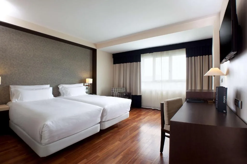 Habitación Familiar contigua (2 adultos + 2 niños) — NH Canciller Ayala Vitoria