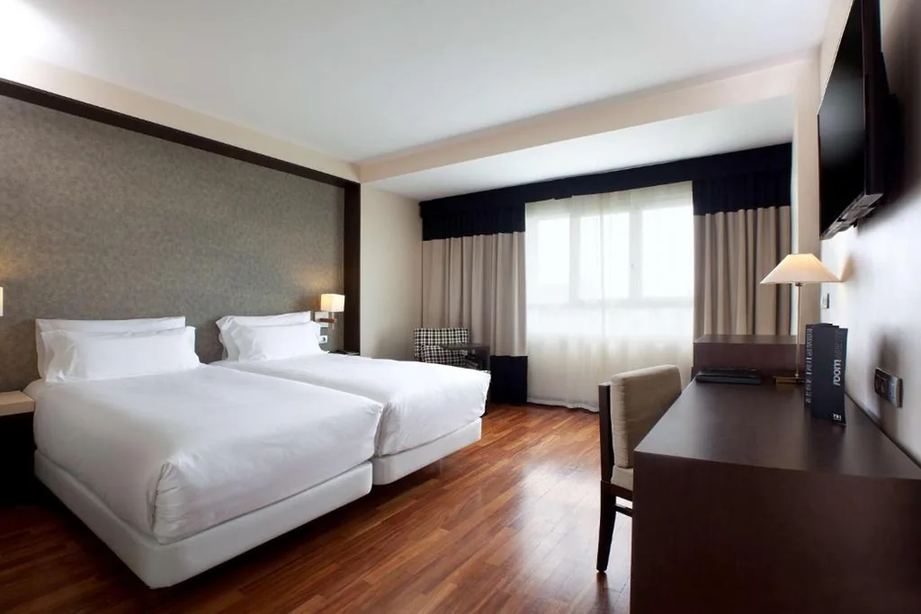 Habitación Familiar contigua (3 adultos + 1 niño) — NH Canciller Ayala Vitoria