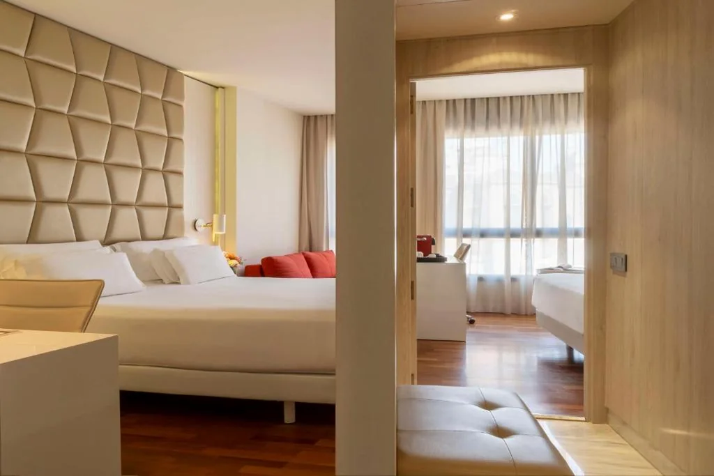 Habitación Familiar Comunicada con cama supletoria (4 adultos) — NH Collection Barcelona Podium