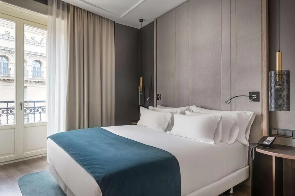 Habitación Doble Superior con vistas a la Gran Vía - 1 o 2 camas — NH Collection Madrid Gran Vía