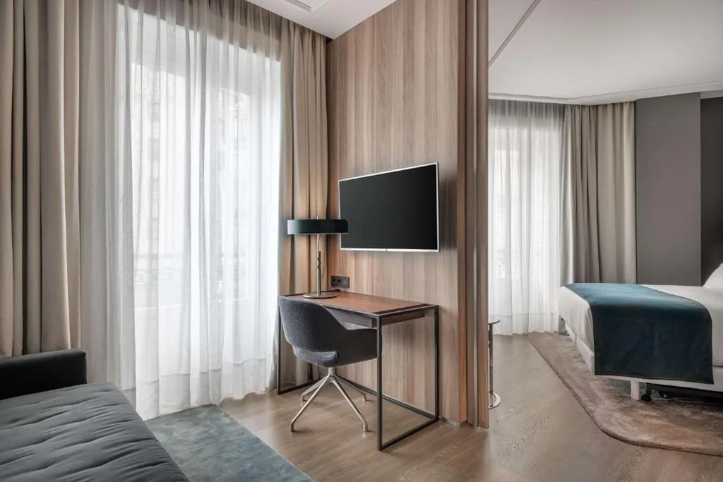 Suite Junior con vistas a la Gran Vía y balcón — NH Collection Madrid Gran Vía