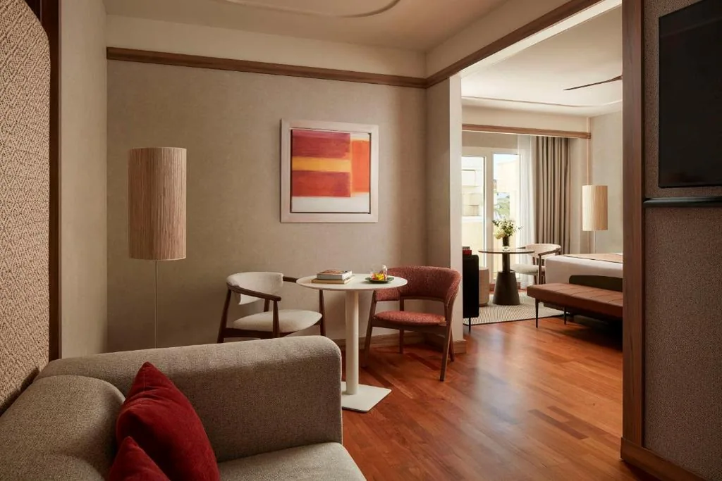 Suite junior avec terrasse donnant sur la piscine et lit d’appoint (2 adultes + 1 enfant) — NH Collection Marbella