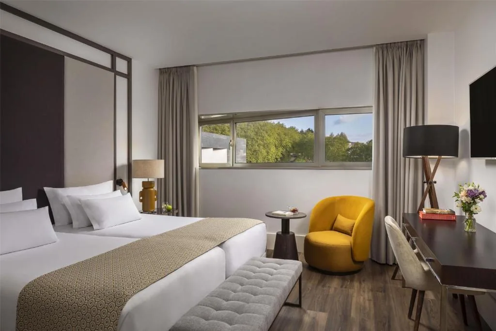 Superior tweepersoonskamer met extra bed - 1 of 2 bedden — NH Collection Santiago de Compostela