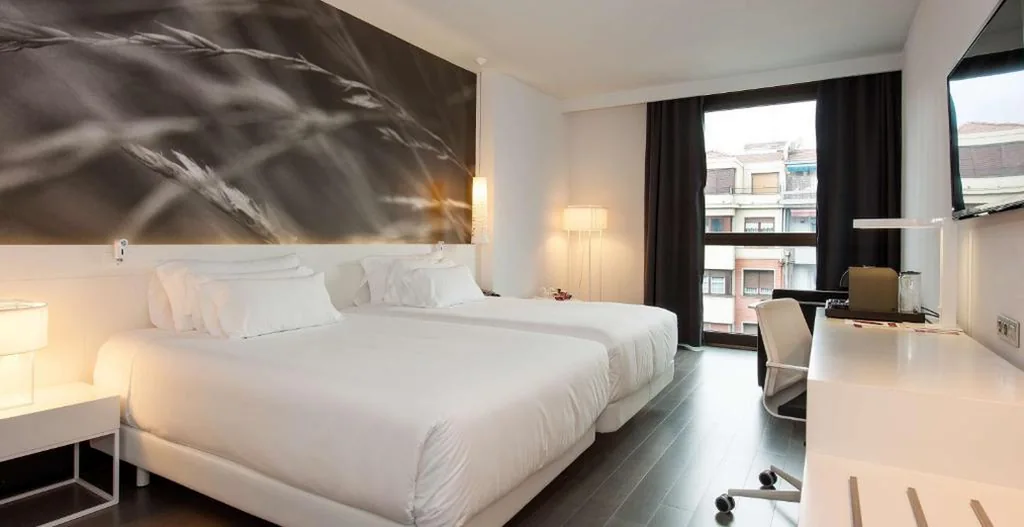 Premium-Doppelzimmer mit Zustellbett – 1 oder 2 Betten — NH Collection Villa de Bilbao