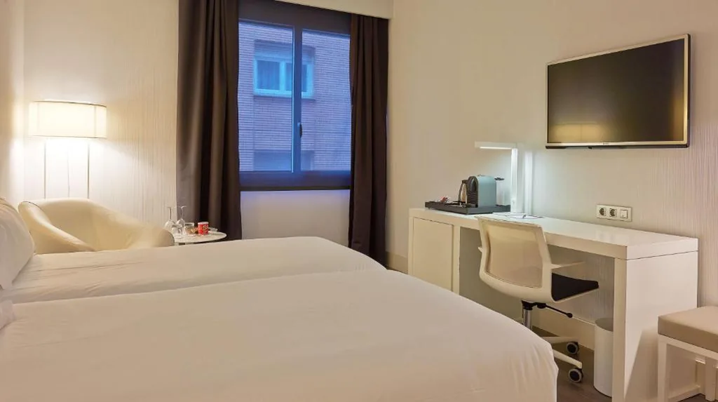 Superior-Doppelzimmer mit Zustellbett – 1 oder 2 Betten — NH Collection Villa de Bilbao