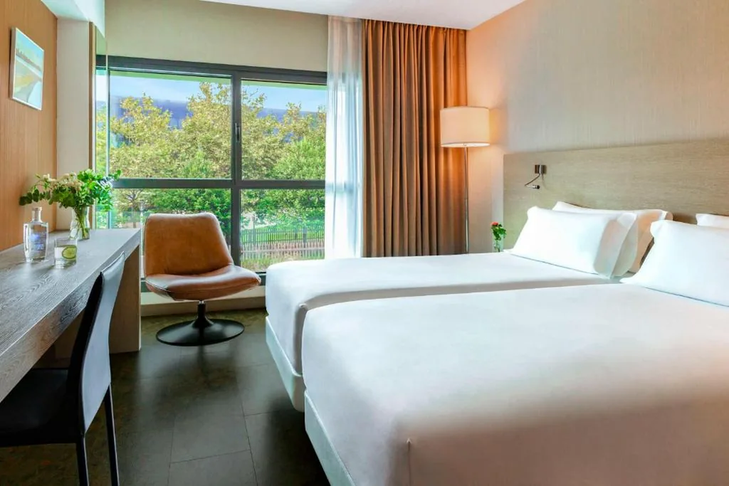 Adjoining Family Room (3 adults + 1 child) — NH Gijón