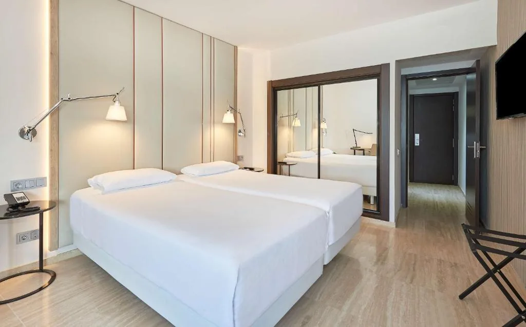 Standard-Doppelzimmer mit Zustellbett (2 Erwachsene + 1 Kind) – 1 oder 2 Betten — NH Imperial Playa