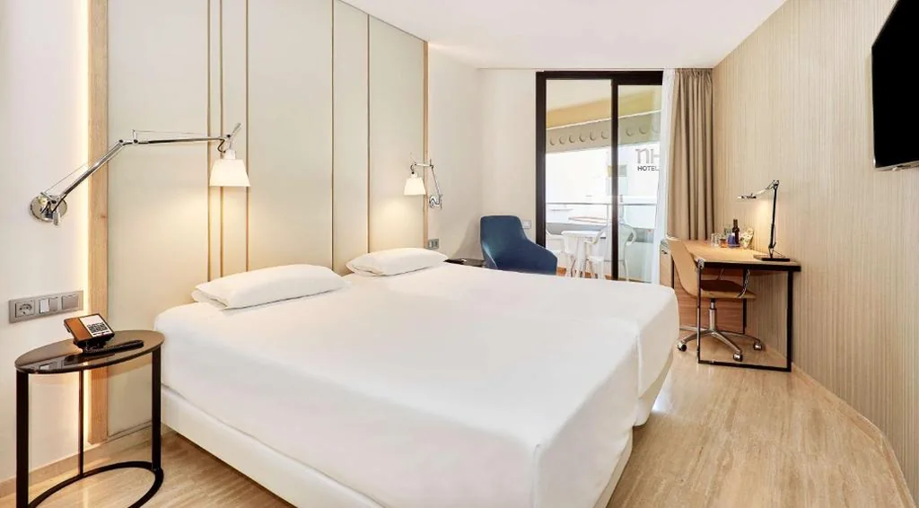 Standard-Doppelzimmer mit Terrasse – 1 Doppelbett oder 2 Einzelbetten — NH Imperial Playa