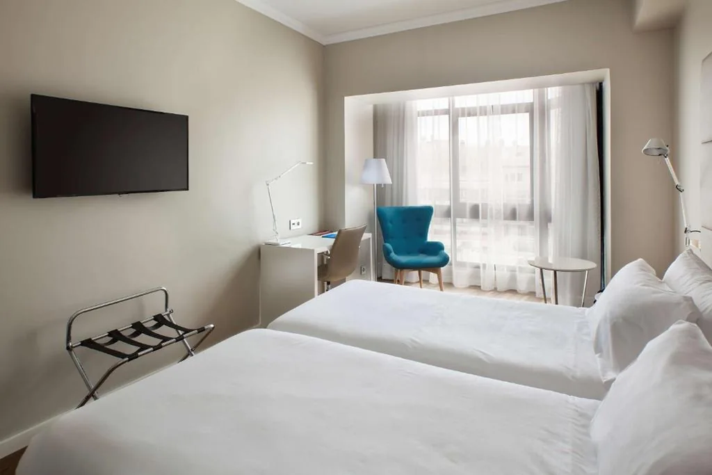 Habitación Estándar con vistas a la ciudad y cama supletoria (2 adultos + 1 niño) — NH Las Palmas Playa las Canteras