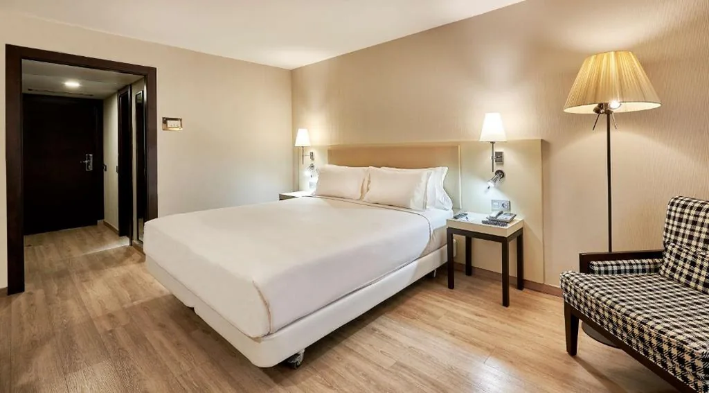 Verbundene Familienzimmer (2 Erwachsene + 2 Kinder) — NH Lleida Pirineos