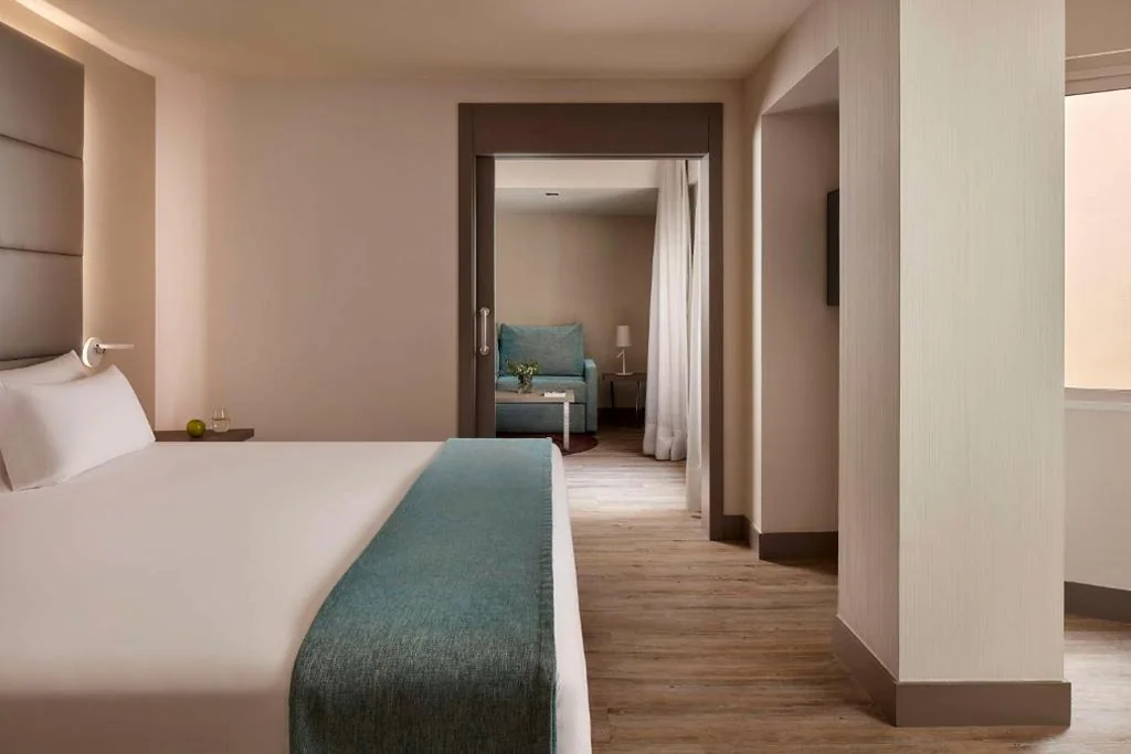 Suite Junior avec lit d’appoint (2 adultes + 1 enfant) — NH Madrid Zurbano
