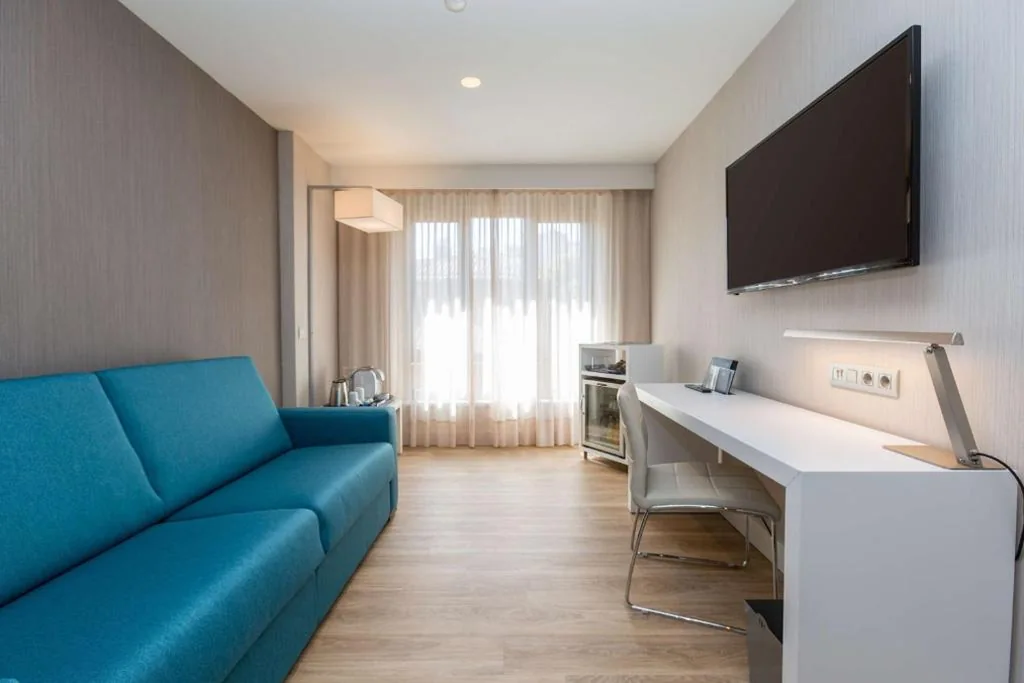 Suite Junior con cama supletoria (2 adultos + 1 niño) — NH Oviedo Principado