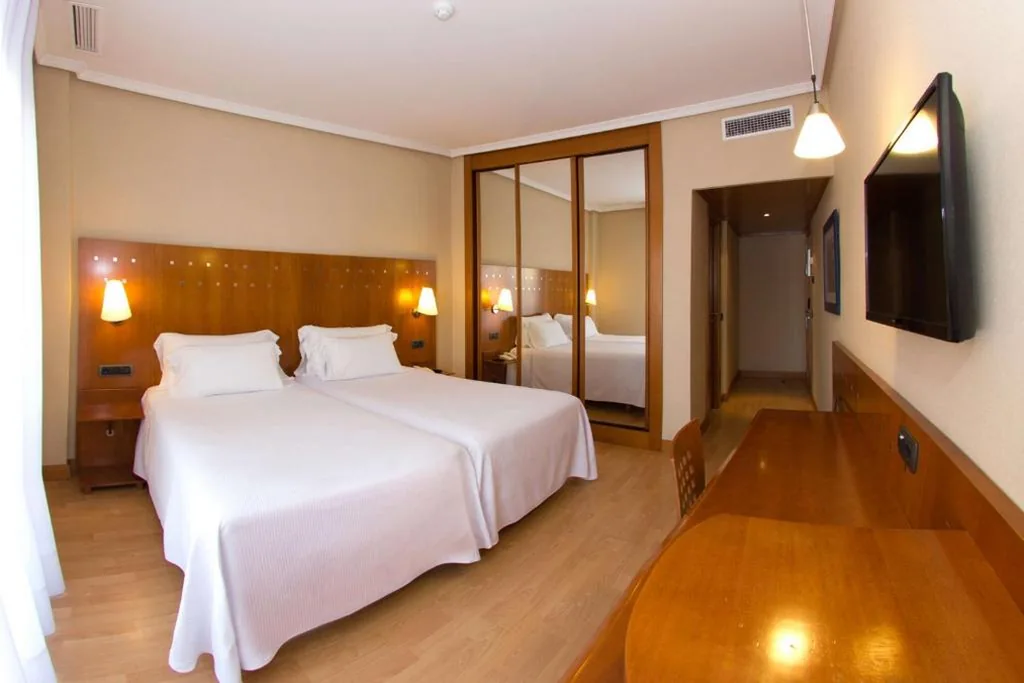 Habitación Familiar contigua (2 adultos + 2 niños) — NH San Pedro de Alcántara