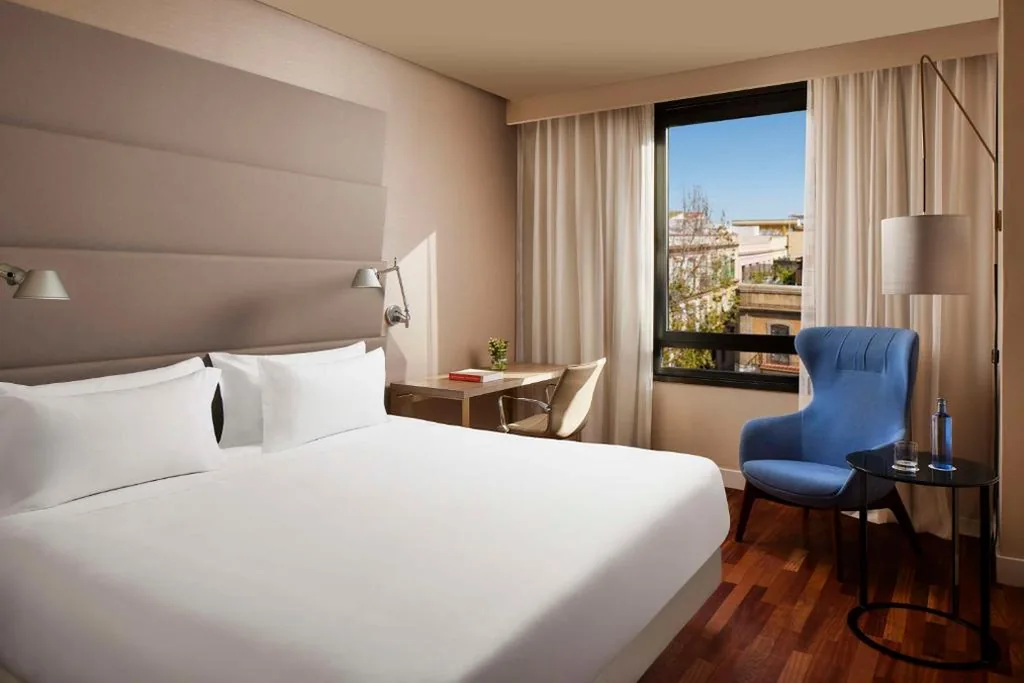 Familienzimmer mit Verbindungstür (3 Erwachsene + 1 Kind) — NH Sevilla Plaza de Armas