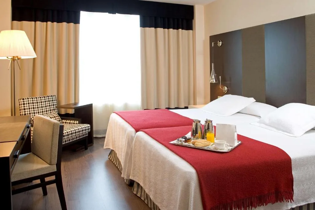 Quarto Familiar Comunicante com cama extra (3 adultos + 2 crianças) — NH Valladolid Bálago