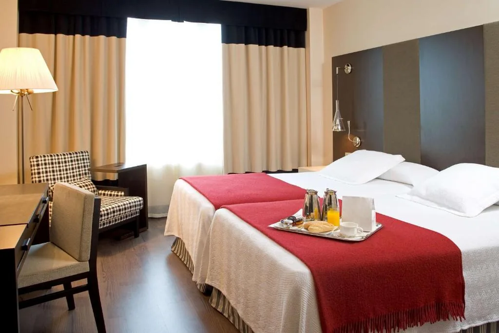 Quarto Familiar Contíguo (2 adultos + 2 crianças) — NH Valladolid Bálago